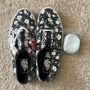 NWT floral Vans with extra laces provided